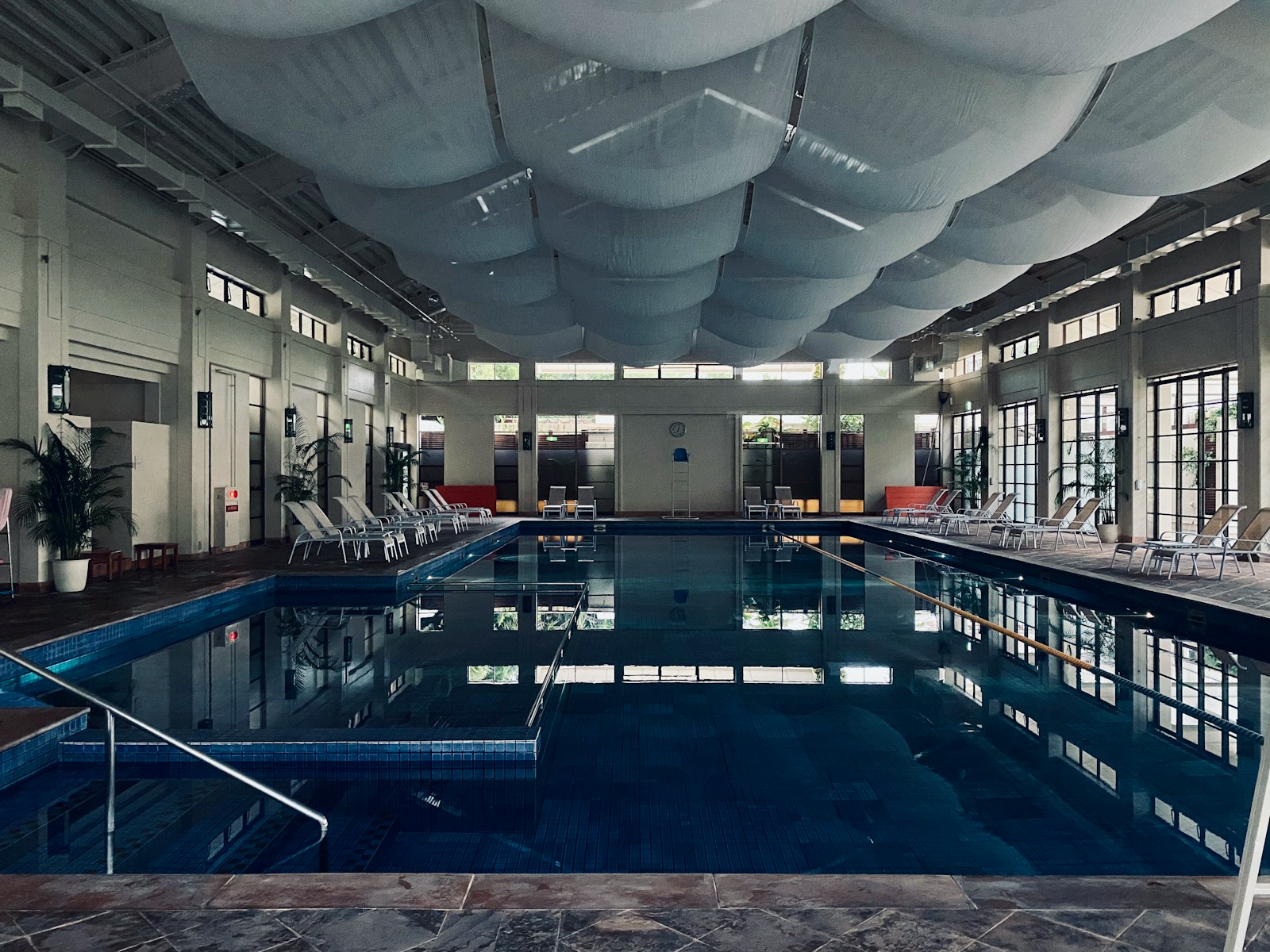 Rénovation des piscines couvertes au Canada : 5 vérités essentielles sur la mise à niveau des infrastructures