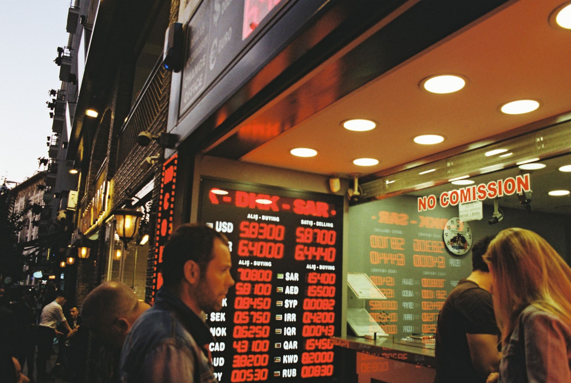 FSC cible DistributeX : cryptos non autorisées et système de recrutement sous enquête