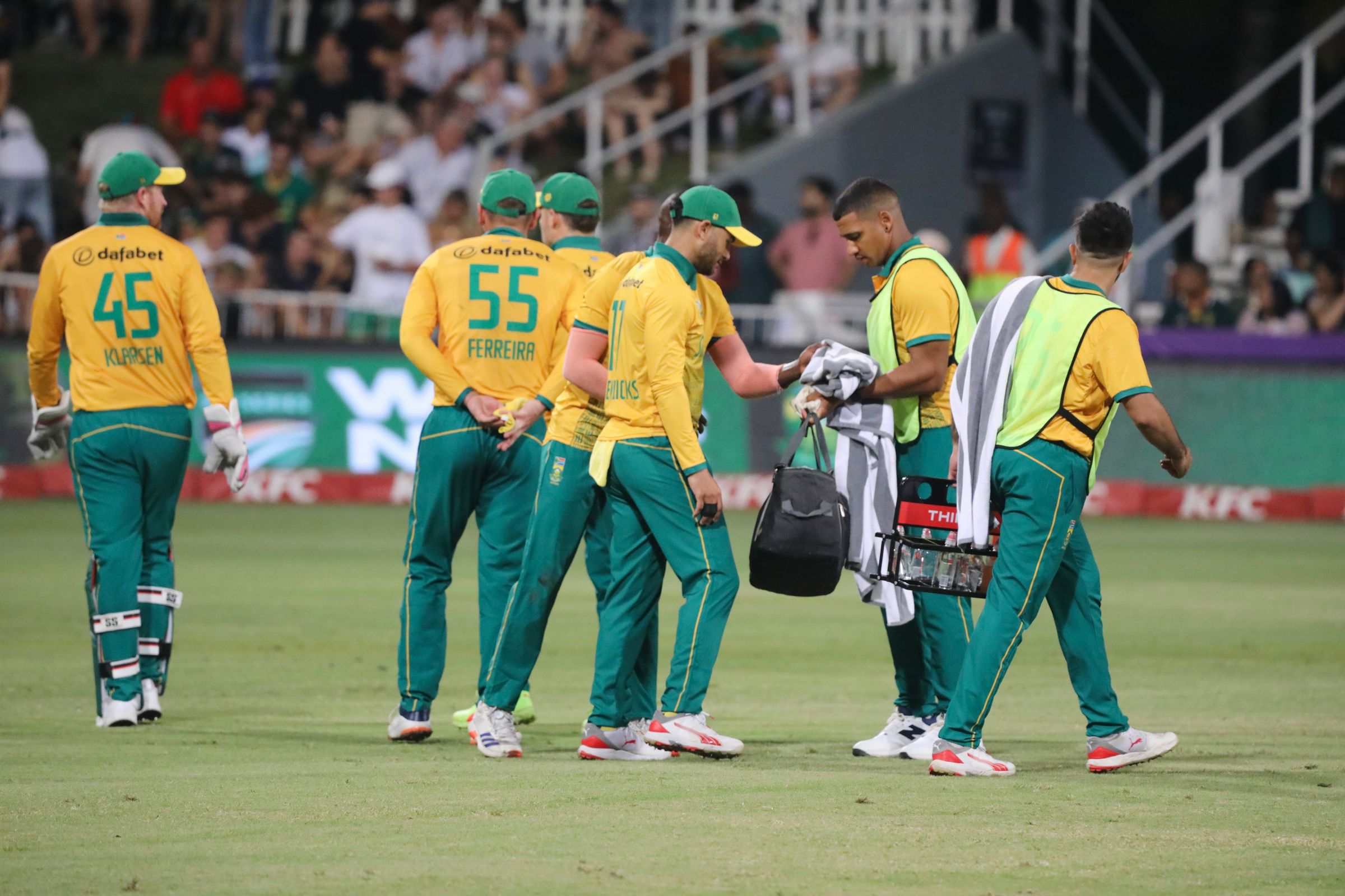 Renshaw's 190 from No 5 puts Australia on top in Durban