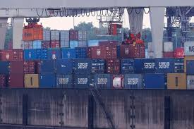 "US tariffs pose a serious threat to the export opportunities of small, medium, and micro enterprises (SMMEs), warns the ETTP. Discover the impact on global trade."

