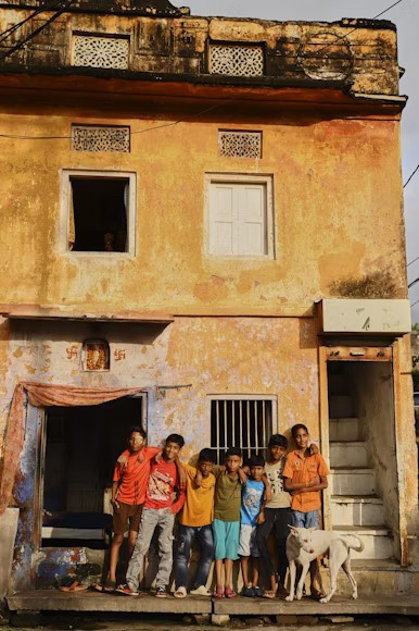Une famille vivant dans des conditions exiguës illustrant le problème des logements cachés à Harare