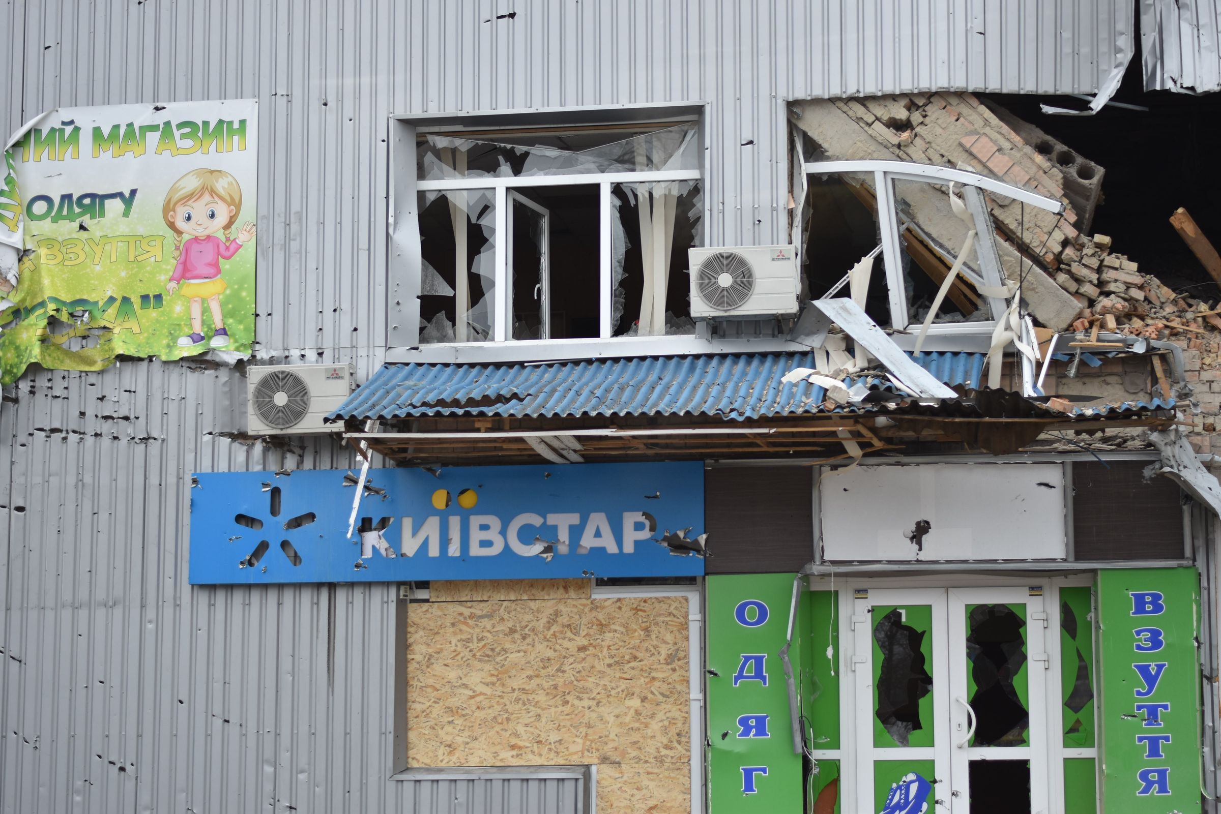 France unrest: 1 500 shops looted as protests hit economy