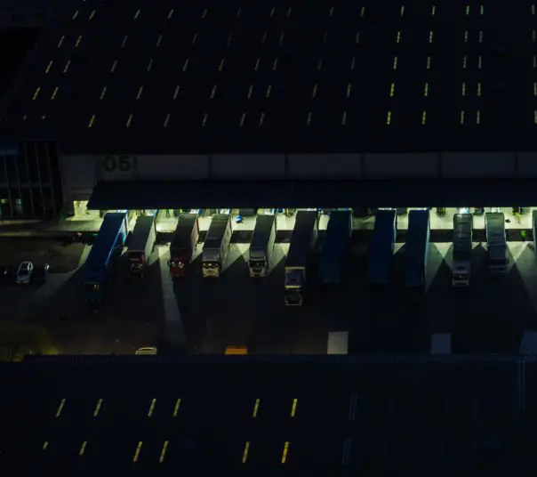 Vue aérienne du centre logistique et de distribution de nuit
