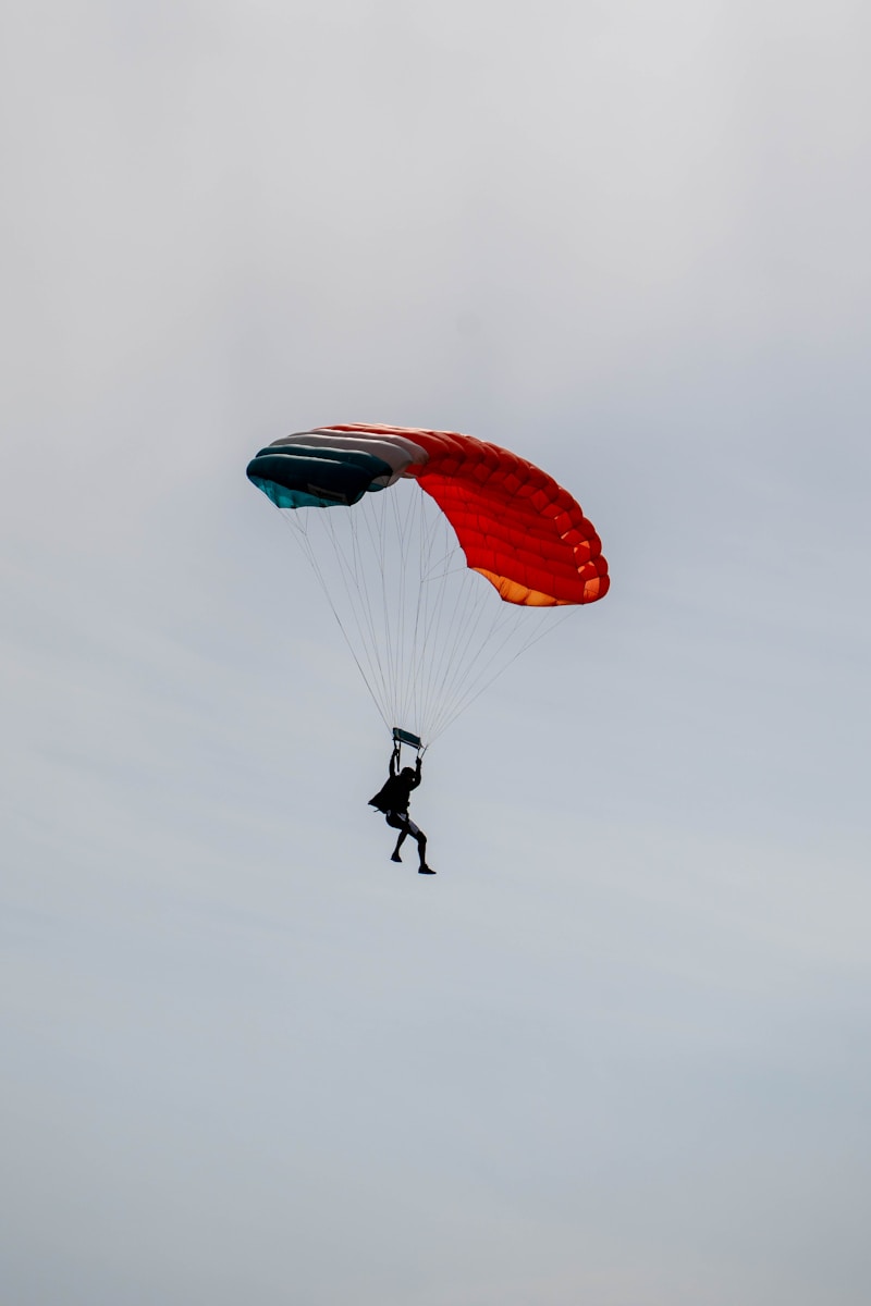 Survie en parachute : un jeune de 25 ans survit à une chute de 3 000 mètres aux États-Unis