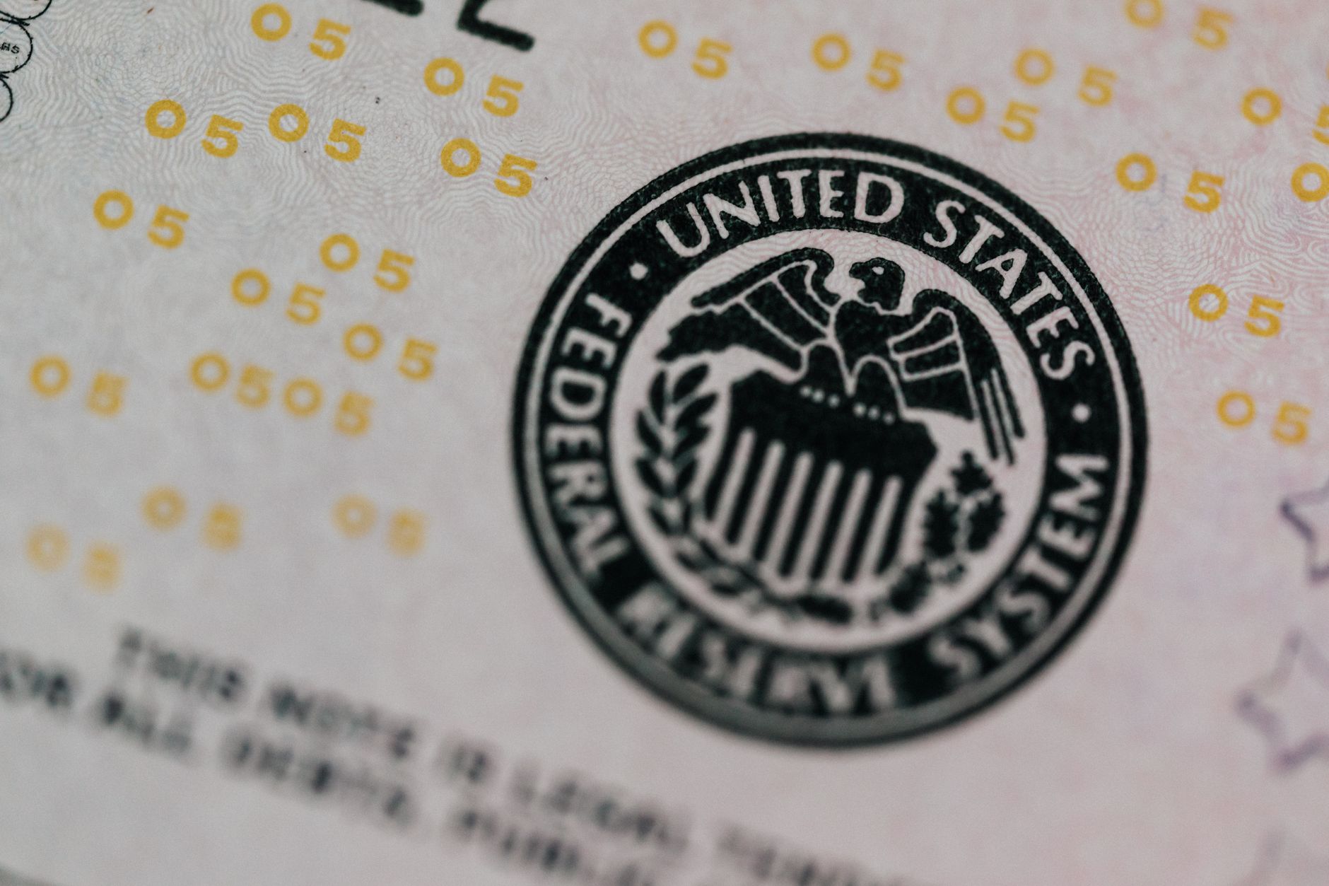 La Fed dicte le tempo : le CAC 40 progresse légèrement avant la décision monétaire