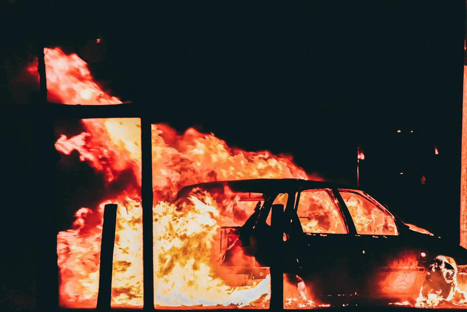 L'affaire de la victime de la voiture en feu à Popkum déclenche une enquête majeure en Colombie-Britannique