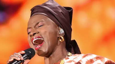 Angelique Kidjo Wombo Lombo : première artiste africaine sur le Hollywood Walk of Fame