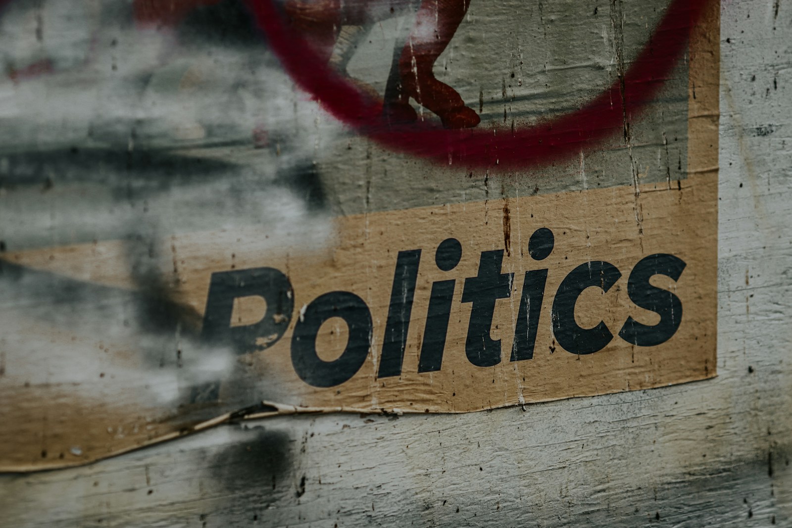 Le clientélisme politique récompense les alliés et écarte les opposants