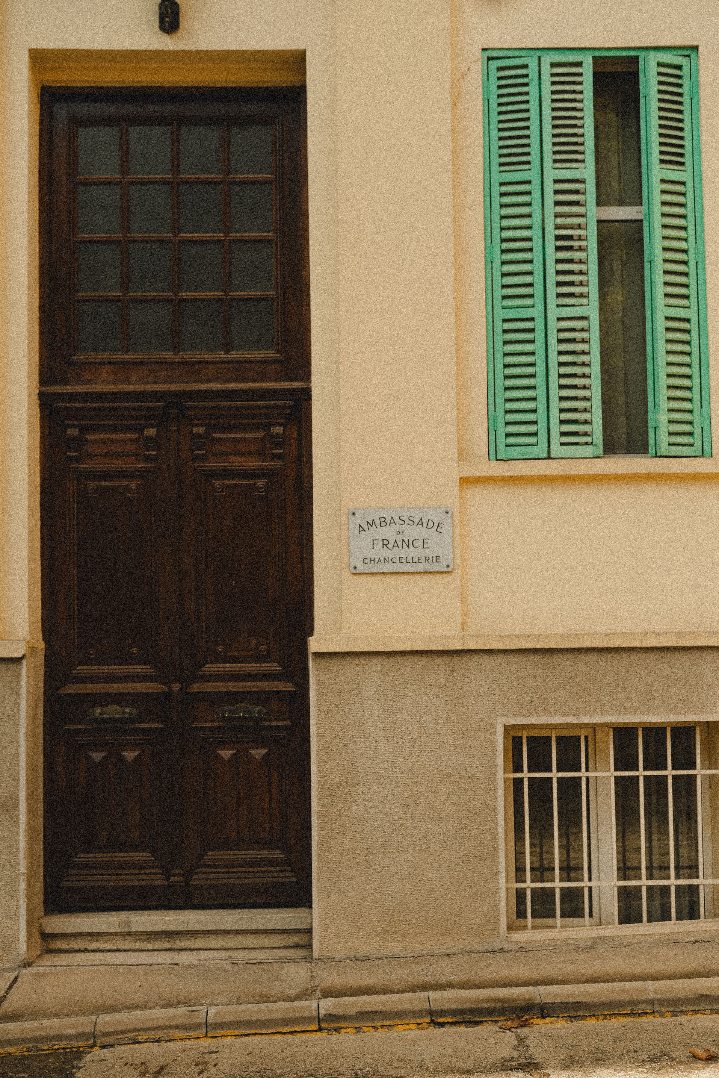 Sécurité coûteuse à Belgrade : l'ambassade d'Israël attaquée, un mineur abattu