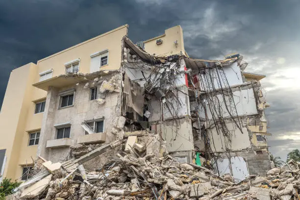 Des décombres après la démolition d'un bâtiment. Ruines d'un immeuble suite au passage de la guerre.